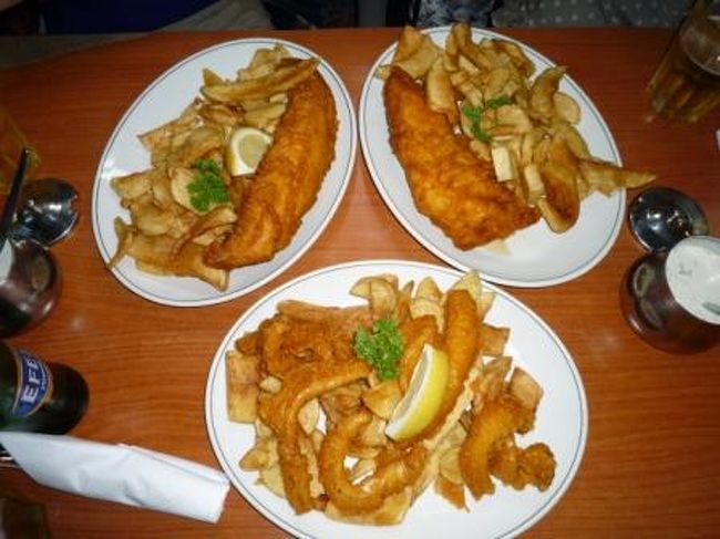 じゃ、じゃーん！！<br />３人だから３種類、結構圧巻！<br />（コッド、ハドック、カラマリ）<br /><br />ここのFISH＆CHIPSはめちゃウマっ！！！<br />衣サクサクで中はフワッとジューシー！<br />是非お試しを！<br /><br />ミッション遂行完了！<br /><br />