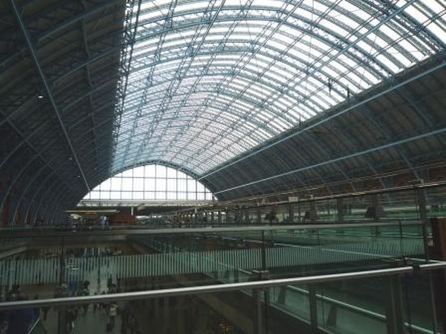 セントパンクラス駅到着。<br />地下鉄からの移動の大変度は７０％。<br />所どころ階段のみのところアリ。<br /><br />それにしても広ーい！キレイ！