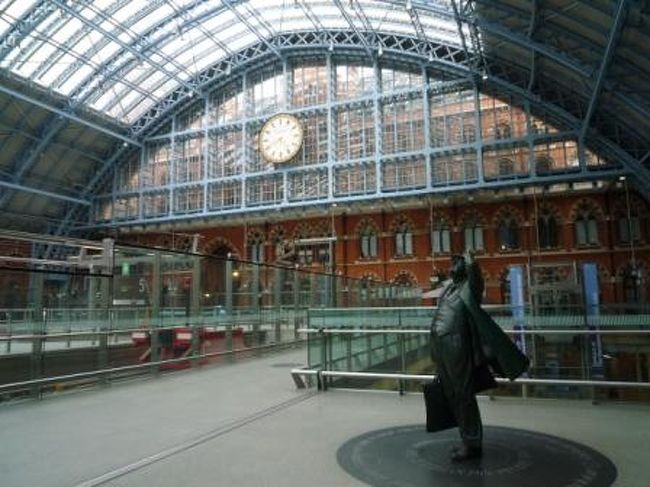 まだまだ新しい駅だけある。<br />銅像があったりで、なかなかオッサレ〜。