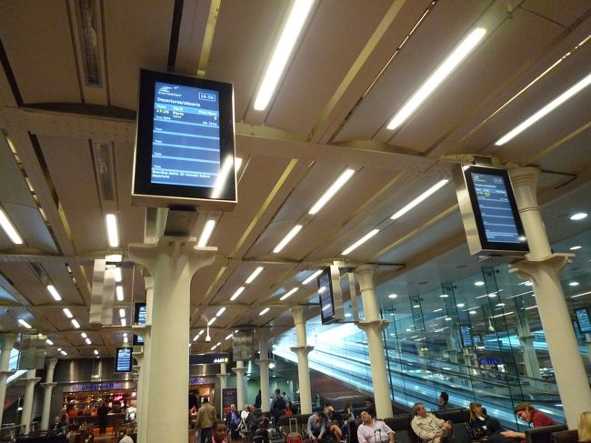 日本から直接ユーロスターのWEBで購入。<br />１ｓｔ／１１７ユーロ<br />e-チケット控えは、自宅のプリンターから印刷出来るから超便利＆安い！<br />座席指定だって出来ちゃいます。<br /><br />チェックイン＆ユーロ圏入国審査を済ませて、待合フロアーで待機。<br />