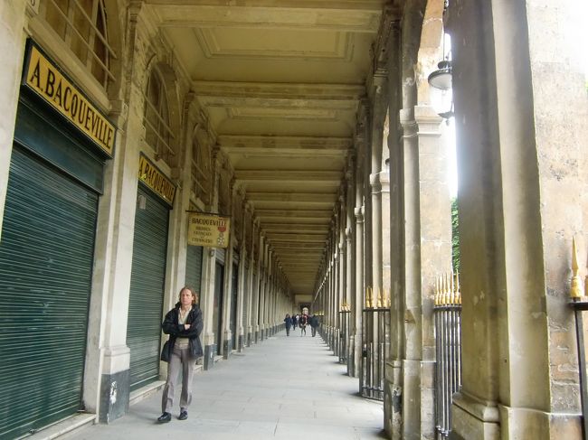 パレロワイヤル。<br />ルイ１３世時代の宰相リシュリューの邸宅。のち王宮となりルイ１４世が幼少時代を過ごした。<br />今はそれほど観光客の訪れる場所ではないが、１９世紀前半頃はパリ一の盛り場だったという。