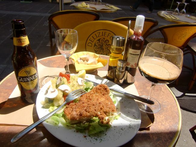 サン・トースタッシュ教会を見た後近くのイタリアン・レストランでパスタとイタリアビールを注文したらカツレツとギネスビールが出てきた。？？。