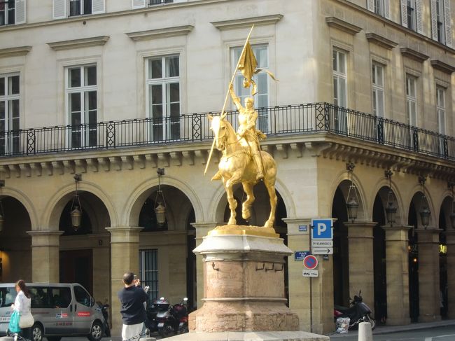 ピラミッド広場のジャンヌ・ダルク像。