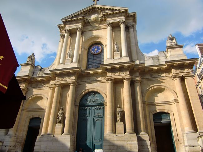 サン・トノレ通りのサン・ロック教会。<br />１６５３年ルイ１４世により建立。正面にナポレオン軍と王立軍の戦いの弾痕があるらしい。コルネイユの墓。