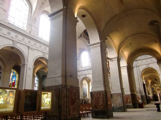 サン・ロック教会。<br />この後メトロ７号線でピラミッドからポン・ヌフまで行き歩いてサン・ジェルマン・デ・プレ地区に入る。