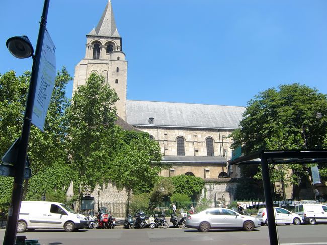 サン・ジェルマン・デ・プレ教会。<br />前の広場には有名なカフェ・ドゥ・マゴとかカフェ・ド・フロールがある。テラスは客で一杯。