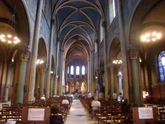 サン・ジェルマン・デ・プレ教会。<br />荘厳な伽藍。明るい外から中に入ると薄暗くしばらく目を慣らす。