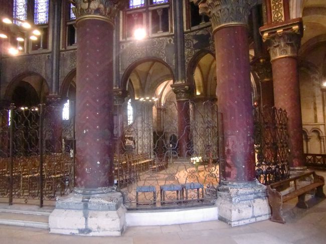 サン・ジェルマン・デ・プレ教会。<br />歴史を感じさせる柱。