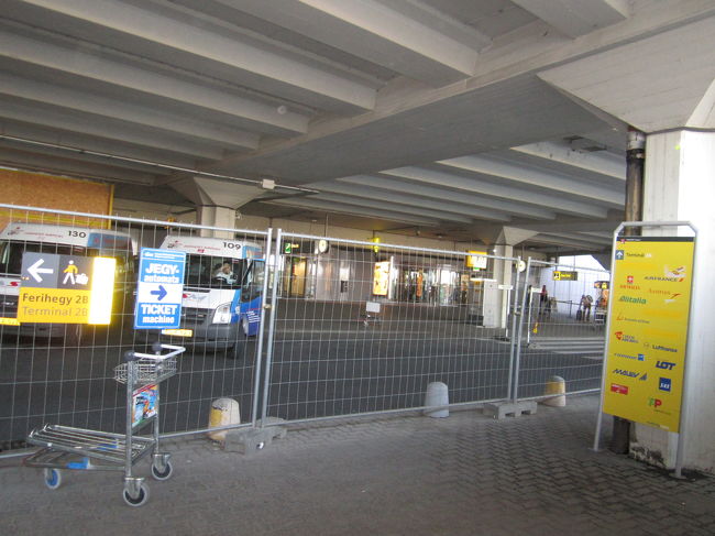 空港前の市バス乗り場から空港を見たところ。<br />空港内の両替して、インフォメーションで３日券を買おうとしたが、ないと言われる。<br />切符は車内で１回券を買った。Ft400。