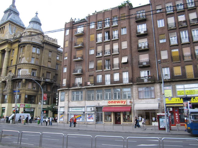 アパートのあるビル<br /><br />onewayの赤いひさしのお店の左の格子の入った入り口。<br /><br />更に左側の道の向こうがスーパーマーケット。