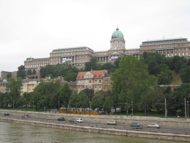 王宮。<br />国立美術館や博物館として使われている。<br />開館１０時からだから、閉まっていた。