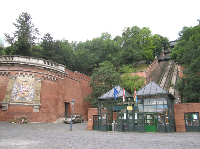 王宮の丘に登るケーブルカー乗り場<br /><br />くさり橋を渡り切ると正面に見える。<br /><br />