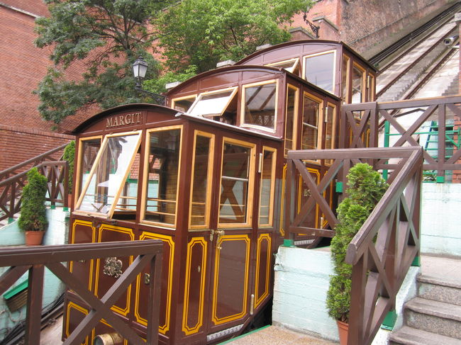 ケーブルカー<br /><br />７時半始業らしいが、そんな時間には誰もいなく、貸し切りで乗った。あっと言う間に着くけど。<br /><br />片道 Ft840