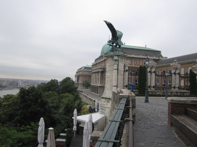 ケーブルカー乗り場からの王宮<br /><br />階段を下りて王宮へとつながっている。<br />降りて左にカフェがあった。<br />景色を楽しみながら食事もできる。