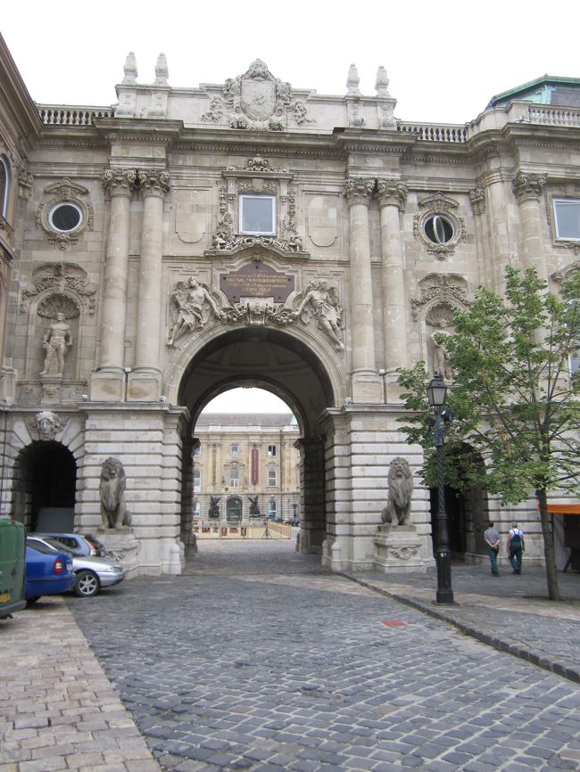 ライオンの門<br />門を入ると、中庭で柵がしてあり、騎馬ショーをするのか、ポスターがあった。