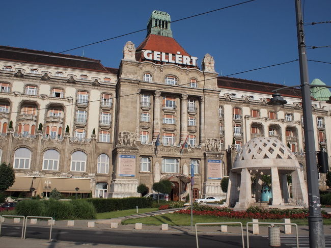 最終日の朝です。<br />ブダペストについて触れたガイドブックやWebなどで、よく目にする温泉施設は以下の５つでした。<br />・ゲッレールト<br />・セーチェニ<br />・キラーイ<br />・ルダシュ<br />・ルカーチ<br /><br />このうち、キラーイとルダシュは古典的な温泉施設らしく、平日は日によって男性専用日/女性専用日で完全に分かれています。<br />一人で行くにはちょっとレベルが高そうなので今回は見送り…。<br />どの程度のレベルなのか気になる方は「キラーイ 真ん中」でGoogleで検索していただけるといいかと思います…（笑）