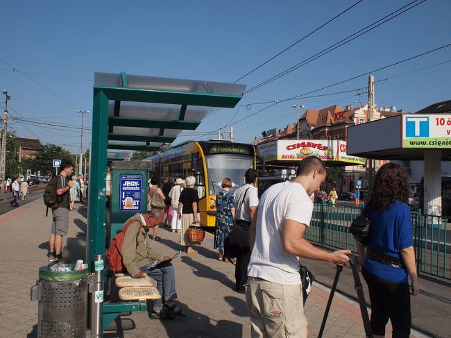 というわけで、残すルカーチ温泉に行ってみることにしました。<br /><br /><br />ルカーチ温泉はブダペストの北の方にあります。<br />ゲッレールトからはまず、南駅へ行くのにも使った18番トラムで「モスクワ広場」へ。<br /><br />このモスクワ広場(MOSZKVA TER)には初めて来ました。活気がある広場です。<br />ここで4番/6番のトラムに乗り換え。