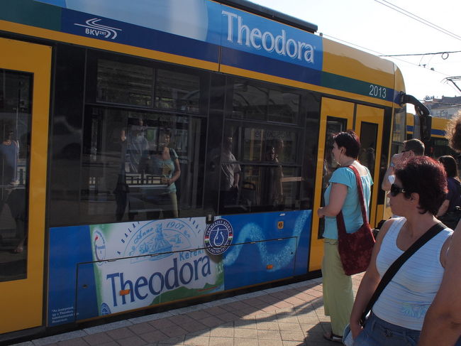 この路線を走るトラムは何やら最新鋭でかっこいい。<br />しばらく乗って、ドナウ川と交差するマルギット橋停留所で下車。