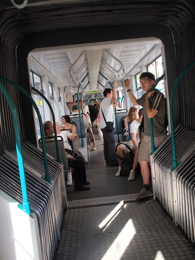 トラムの中はこんな感じ。音声も自動再生で、英語アナウンスもありました。