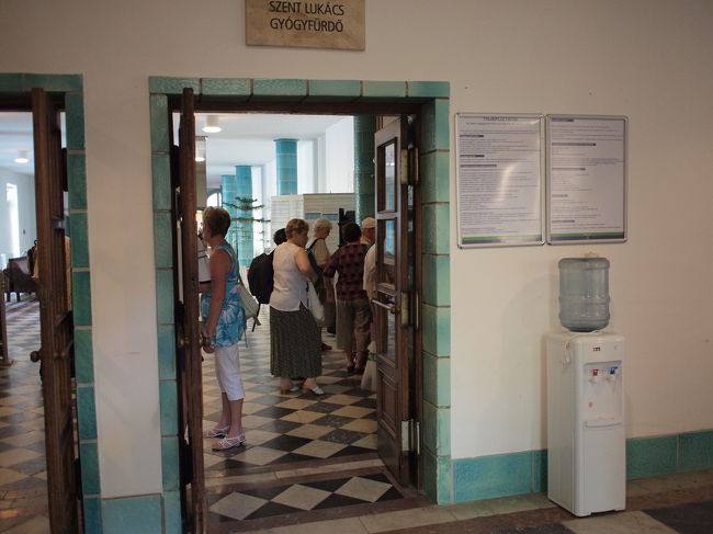 おばちゃんが大変丁寧な英語で、一人2,500ftと教えてくれました。<br />ここもProxy Watch形式の鍵です。