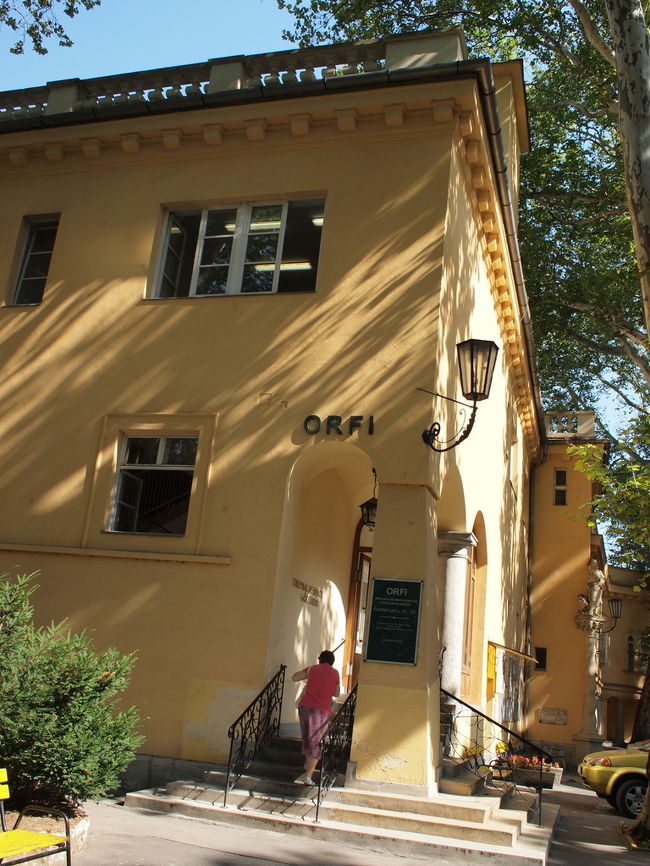 続いて17番のトラムに乗り換えて、1駅でルカーチ温泉に到着。<br />意外と時間がかかりました…。<br /><br /><br />どんどんと人が入っていく後に付いて行ってみます。<br />途中に入り口っぽいのがあった（写真）んですが、チケット売り場がない…。