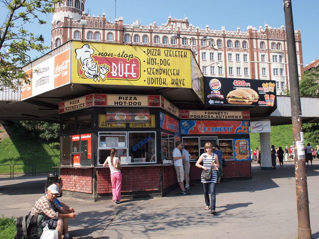 帰りの空港行きのバスが11時なので、余りゆっくり出来なかったのが残念。<br />9時ごろに温泉を後にしました。<br /><br />帰りは17番のトラムには乗らず、歩いてマルギット橋電停まで。<br />モスクワ広場にて、ピザスタンドでピザを注文。ホテルに帰って食べようと思っていたのですが、<br />その場で食べるしかない大きさだったので、その場で完食。