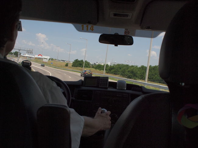 急いで手配してくれたのでしょう、客は我々のみ。<br />チケットを渡し、出発ターミナルを伝えると、12時に無事にブダペスト郊外のフェリヘジ国際空港に到着しました。