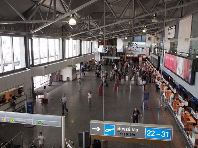 とても小さな空港でした。<br />チェックイン機では成田が選択出来ない為、カウンターへ。<br />無事にチェックイン。行きに比べるとかなり重くなっていたスーツケースも問題なく預け入れられました。<br /><br />空港内には団体旅行の日本人がたくさん。中欧周遊系のパック旅行でしょうか。<br />繰り出される日本語を聞いていると、いよいよ帰国なのかと言う思いが改めて浮かび上がってきました。<br />