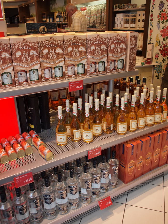 建物自体には物凄く小さなお土産屋がひとつあるだけだったので、出発ロビーに向かいます。<br />免税店にはトカイアスーが…ここで買った方が安かったような気もしますが、悔しいので見なかったことにします。