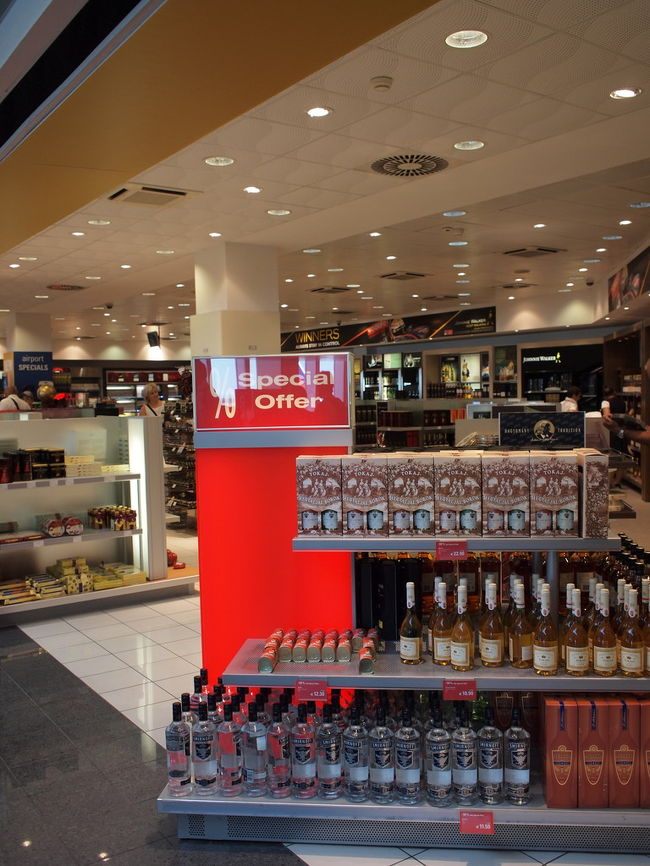 手持ちの残りフォリントでお土産用パプリカを購入。<br />少額紙幣とコインをかき集めてレジに出すと、<br />「これ、フォリントじゃないですよ」<br />100コルナ札が1枚混じっておりました…。<br /><br />更に小銭をかき集めて何とかギリギリ支払えました。<br />残ったフォリントは200フォリント程度。