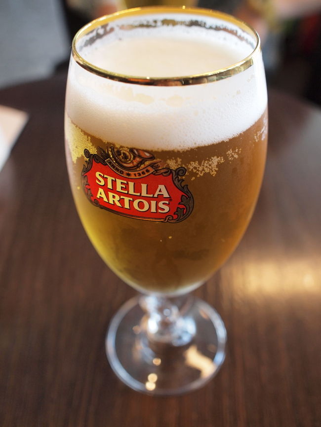 後は特にやることもないので、ビアバーのようなところでビールを飲んで過ごしました。<br />フォリントの残りはもうないので、カード払いです。<br />ビール2杯で2,720フォリント。<br />どの国も空港内のビールは高いですね…。<br />でも美味しくいただきました。<br /><br />カードのサインをした時に、従業員の若い女の子に「これ、なんて読むんですか！？」と興味津々でツッコまれました…。