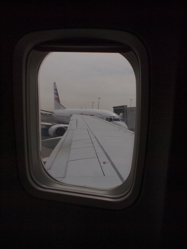 アムステルダム到着。先ほどのおじさまが「サヨナラー」と見送ってくれたので<br />こちらは数少ない覚えたハンガリー語の一つ<br />「ヴィソントラターシュラ！」<br />で後にしました。