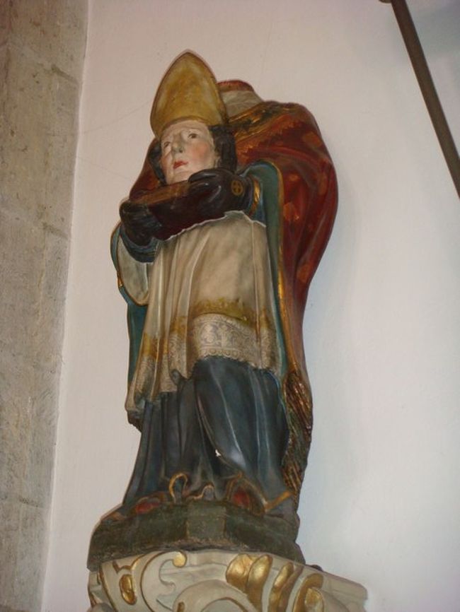 なぜか自分の首を持つ聖人像。