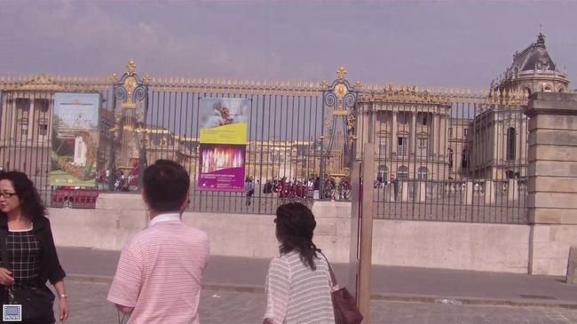 台北からエバー航空で約１２時間でパリへ。台湾人ののキャビンアテンダントは日本語も流暢ですが、台湾人と間違えられるので、その点注意。（機内の映画は、中国語と英語の字幕のみ）<br /><br />パリの初日は、市内のホテルでガイドをひろってベルサイユ宮殿へ。<br />フランスでは、資格がないとガイドができないそうですが、朝早く着いたのにガイドを迎えに行く時間が大幅にロスでした。<br />おかげで、ベルサイユ宮殿はすし詰め状態で、ろくにガイドの説明も聞けなかったのが残念！