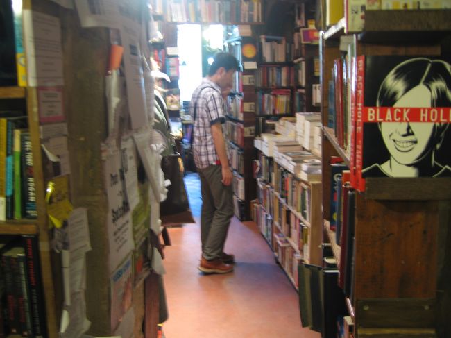 店内はこんな感じ。<br />ちょうど男性が立っているあたりで、ジェシーは講演会を行っていたのだ。<br />そのジェシーを見ているセリーヌの目線で撮ってみた。<br /><br />店内はけっこう人が入っていた。<br />時間があれば、じっくりと探検したい雰囲気。<br />