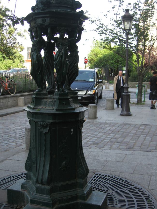 店の前はちょっとした広場になっていて、このモニュメントの横でセリーヌは出てくるジェシーを待っていた。<br /><br />セリーヌになったつもりで、同じ位置に立って写真など撮ってもらう(笑)。<br />うれしい(^^)。<br />なにせ、洋服まで彼女が着ていたのと似たものを探して着てきたのだ(笑)。<br /><br />映画のシーンが目の前にある。<br />不思議な感激だ。<br /><br /><br /><br /><br /><br />