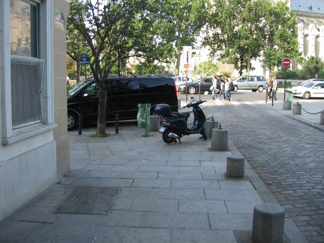 本屋を出て二人が歩きはじめる道。<br /><br />ああ、映画で観たまんま！<br /><br />ジェシーが空港へ発つまでの短い時間、パリの街を歩きながら語りあう二人の姿が、もどかしくて切なくて、かっこよくて・・・。<br />そしてまた夕暮れのパリの街がその雰囲気にぴったりで・・・。<br /><br />いつかパリへ行ったら、この二人のように歩いてみたい。　そう思っていたので、今回のパリ行きが決まると地図を片手に映画を何度も観直して、ロケ地チェックを行った(笑)。<br />二人が歩いた道をできるだけたどってみるつもりだった。<br /><br />