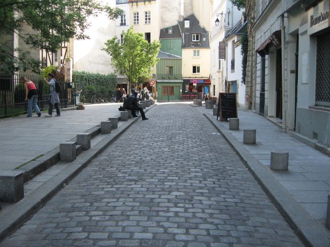 上の写真の道を、二人目線で。<br /><br />二人が歩いた道を今実際に歩いているなんて・・・。<br /><br />頭の中で、映画のシーンを思い出してみたりする。<br /><br />映画を観ていない夫はぷらぷらと前を行く(笑)。<br />無理やりにでも見せておけばよかった、映画の再現ができたのに(笑)。<br /><br />