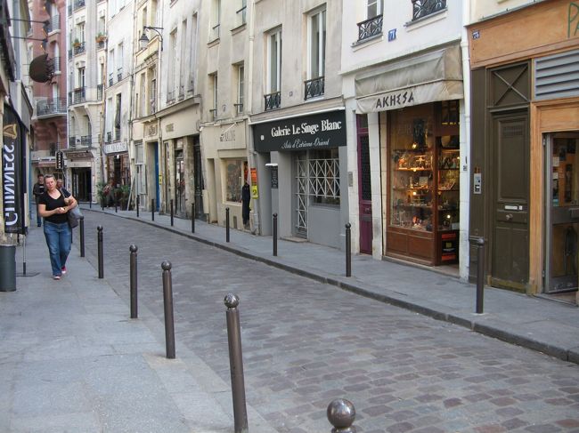 さらに二人が歩いていく道。<br /><br />帰国後写真と映画を確認したところ、同じお店が確かに映ってました(^^)。<br /><br />映画は別にしても、この辺りは観光客も少なく、割と静かでいい雰囲気だった。<br /><br />