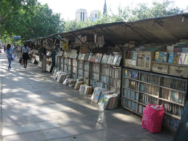 再びセーヌ河岸に出て、ここからバスティーユを目指す。<br />バスティーユに行きたい雑貨屋さんがあり、閉店の時間までもうすぐ。<br />間に合うのか・・・。<br /><br />ノートルダムを横目に見ながら急ぎ足で進む。<br /><br />河岸には、うわさに聞いたブキニストが。<br />もう夕刻だからか、すでに店じまいしてあの棺桶のような状態を見せているものもある(笑)。<br />あの棺のような箱を開くと露店に変身するところになんだかすごく「パリの粋」を感じて、ぜひ見てみたかったもののひとつだ。<br /><br /><br />