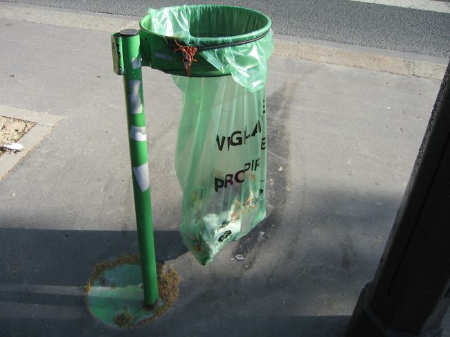 通りでよく目にした、パリのごみ箱。<br /><br />ビニール袋を直接設置してあるのが、なんとも合理的ではないか。<br />これなら、ごみ箱が汚れたり破損したりすることもない。<br /><br />でも、夫いわくパリの道端にはけっこうごみが多い。<br />私は上ばかり見ていたのであまり気付かなかったのかもしれない(笑)。<br /><br />・・・せっかく合理的ごみ箱がそこかしこにあるのに、みんな道に捨ててた（夫談）・・・らしい(笑)。<br /><br />