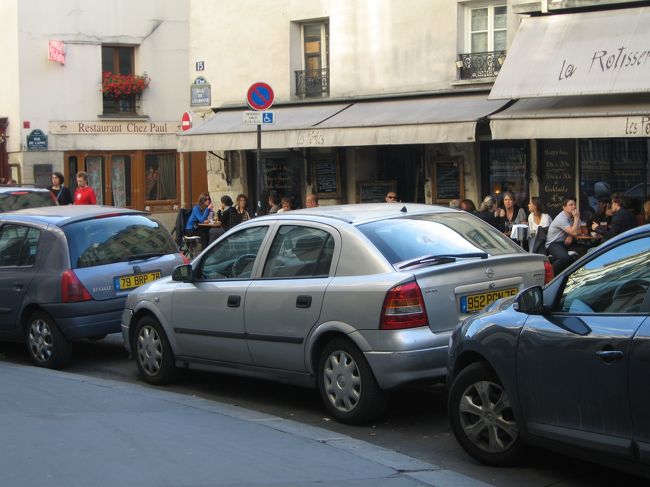 シュリー橋を渡ってサン・ルイ島を抜け、バスティーユ広場を目指す。<br />遠い。<br />ガイドブックと地図で調べたところでは、そんなに距離があるように思っていなかった。<br />ガイドブックで「徒歩○○分」など書いてあっても、実際には迷いながらになるので距離はより遠く感じるし、時間もかかる。<br />そのことをもっと考慮しておくべきだった。<br />（だいたい後から思ったことだが、どうして歩いていくことしか念頭になかったのだろう。<br />メトロやバスを使えばよかったのに・・・。）<br /><br />なんとかバスティーユ広場までたどり着き、フォーブル・サンタントワーヌ通りへ。<br />とてもにぎやかな大通りだ。<br />ちなみにこの通り沿いにも「Before Sunset」のロケ地があるはずだった。<br />ラストシーンのセリーヌが住むアパルトマンだ。<br />大通りから狭い路地を入る奥にあったのでその路地を探すと、たぶんこれかなと思う場所があったが門が閉まっていた。<br />奥の様子はいまいち分からない・・・残念。<br /><br />もうすでに雑貨屋さんの閉店時間には間に合いそうにない・・・あきらめながらも、もうひとつの目的地である映画に出てきたカフェを目指してさらに進む。<br /><br />シャロンヌ通りという通りを入ると、少し雰囲気が変わった。<br />観光客の姿はなくなり、より地元度が増した感じ。<br />それに、うまく言えないが、今まで歩いてきた界隈に比べて色彩の明度が落ちた感じというのか・・・。<br />バスティーユ界隈はちょっと独特な雰囲気のエリアだった。<br /><br /><br /><br />