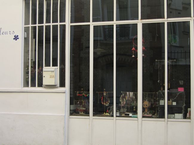 カフェに集う地元っ子たちの横を場違いに感じながら迷った末、目的の雑貨屋さんを発見。<br /><br />「ル・フルール」というガーリーな雰囲気の雑貨屋さんだ。<br /><br />やはりすでに閉まっている・・・悲しい。<br />ここはとても入りたかった店の一つだったので。<br /><br />泣く泣く、窓から暗い店内をのぞきこみ、せめて写真だけでもと撮る・・・。<br /><br />このお店もそうだが、パリの店は午後から営業だったりするところが多いので、スケジュールを上手く組むのが難しい・・・。<br />結局、滞在中この店を再訪する時間はなかった・・・。<br /><br />