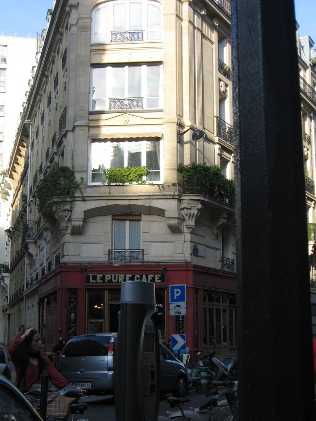 すでに閉まっていると分かっていながら、もう一つ別の雑貨屋さんも確認したくて近くの通りを探す。<br /><br />余談だが、ケラー通りというその通りには日本の漫画ショップのような店があった。<br />日本の漫画文化はパリで受けていると聞いたことがあるけど、本当らしい・・・。<br />でもなんだか・・・あまりうれしくない(笑)。<br /><br /><br />もうひとつの目的地、「Before Sunset」のカフェだけでも！　と、疲れきっていたがなんとか歩き続ける。<br />例によって迷ったけれど、なんとか発見。<br />「Le Pure Cafe」というそのカフェは、ジェシーとセリーヌがお茶した店だ。<br />時間があれば、二人の座った席に座って、セリーヌが飲んでいた「シトロン・プレッセ」を飲んでみたかったのだけど、時間はすでに２０時過ぎているので断念・・・。<br />ウィンドウから二人が座っていた辺りを眺めるのみで我慢することに。<br /><br /><br /><br /><br />