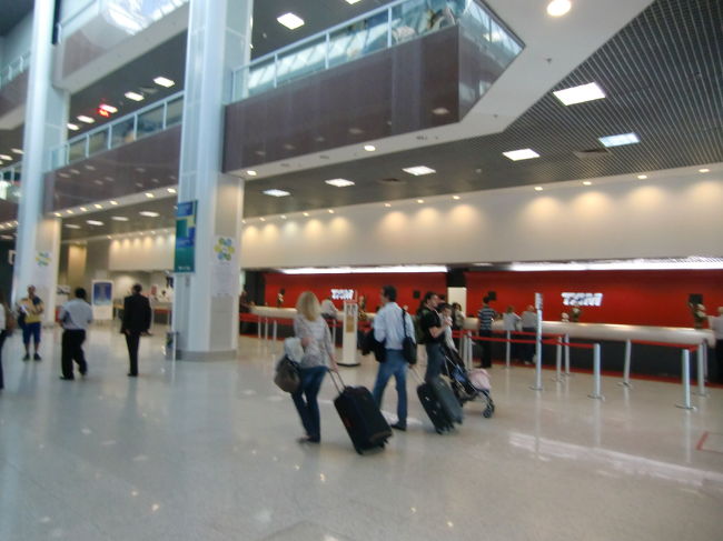 急いで空港まで来ました。<br /><br />なんとリオデジャネイル/サントス〜サンパウロ/コンゴニャスまでは15分おきに飛んでるじゃないか！！<br />（TAMとゴル航空がそれぞれ30分おき、ちなみにゴルは旧ヴァリグです）<br /><br />ちなみに、カウンターで買ったので、チケットは＄280です。泣<br />飛行時間45分なのに。。<br /><br /><br /><br />やはりTAMのお姉さんは奇麗でした★