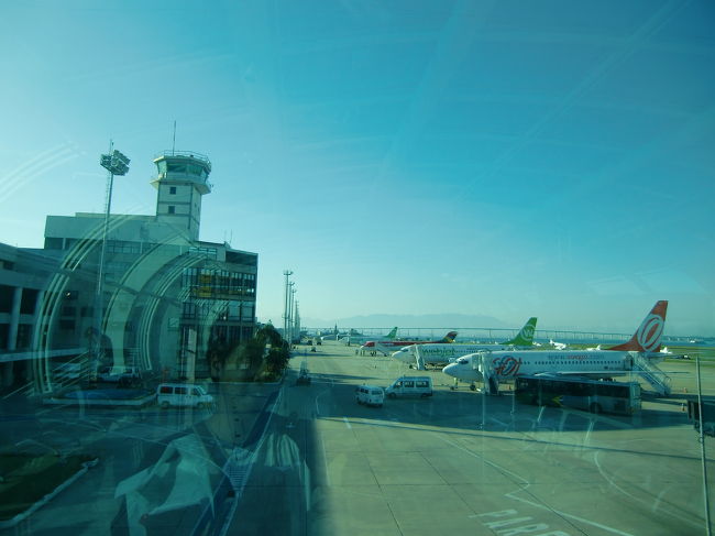 最近改築されたみたいで、すごくきれいです。<br /><br /><br />国内線専用だけど、滑走路が1,800mしかない！！<br /><br />なので、本当に小型機しかありません。<br />ってゆーか、離陸失敗したら海におっこちるような構造だからあせった。。