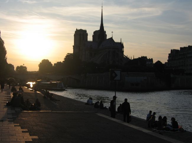 河岸に降りてみると、人がたくさん。<br /><br />若者たちの姿が多い。<br />みんなグループで固まって座り、ぷち宴会している。<br />こういう姿は、京都の鴨川や(笑)、地元の海岸で見かける日本の若者たちとあまり変わらないようだ。<br /><br />他にも女性同士やカップルなど、買ってきた惣菜らしきものを広げて夜のピクニックが繰り広げられている。<br /><br />いいなあ、若者グループは日本でも見かけても、ああいう大人たちの姿は日本ではお目にかかれない。<br />夕暮れ時に外で語らいながらディナーなんてうらやましい。<br />しかも目の前にはノートルダム寺院なのだ。<br />なんて贅沢なんだろう。<br /><br /><br />