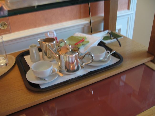 さて、この日の夕食は、サンジェルマンにあるクレプリー「クレプリ・デ・カネット」でと考えていた。<br /><br />辺りはもうそろそろ暗くなってきている。<br />地図とにらめっこしながらなんとかお店を発見。<br /><br />でも店の前には待っている人がいるではないか。<br />店内をのぞくと地元っ子ぽいお客さんで満席だ。<br />広くはない店内。<br />うーん・・・入りづらい・・・。<br />疲れていたので、あの地元っ子ばかりの喧騒の中に入っていく気力が残っていない・・・。<br />やはり食事は、地元っ子で埋まる前の早い時間にとるようにしないと厳しい。<br /><br />しかたなく店を後にする。<br />どこか入れそうなお店を探しながら歩くが、辺りはいよいよ暗くなってくるし、適当なお店も少なくなってくる。<br /><br />とうとうホテルまで戻ってきてしまった。<br />今夜は日本から持参したカロリーメイトで我慢するしかないかあ・・・とあきらめかけたけれど、確かホテルを予約した際、24時間ルームサービスありと書いてあった気がした。<br />夫に泣きつき、だめもとで訊いてきてくれるように頼む。<br />結果、オーダー可能で、サンドイッチと紅茶を頼んできてくれたとのこと。<br />ああ、よかった(^^)。<br /><br />ほどなく届けられたチーズとハムのバケットサンドは、シンプルだけど空腹も手伝ってとても美味しく感じた（あまりに疲れていたので、写真を撮るのも忘れていた・・・）。<br />おかげで、結局これがパリで食べた唯一のバケットサンドだったけれど、パリのバケットサンドはやっぱり美味しかったと言える満足な味だった。<br /><br />みなさんも、夕食は早め早めで考えて行動されることをおすすめします。<br /><br /><br /><br /><br /><br />