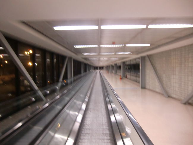 ラウンジへ向かうために，ターミナル間移動します。<br />ここ、サンパウロではユナイテッド航空のレッドカーペットクラブ利用の様です。<br /><br /><br />15分かかりました。