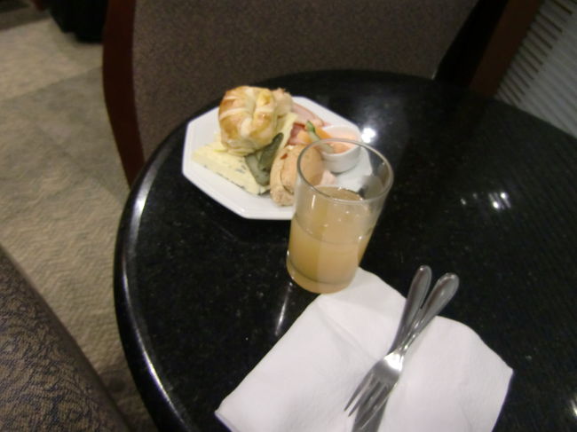 軽食です。<br /><br />どうせ機内食もあるから、ジュースとチーズくらいにしときました。<br /><br />日本人のビジネスマンもいます。<br />TAMでロンドンorフランクフルト〜日本？<br />米系でアメリカ乗り継ぎ〜日本？<br /><br />日本の真裏にブラジルがあるので、どっち経由でもほとんど変わりません。